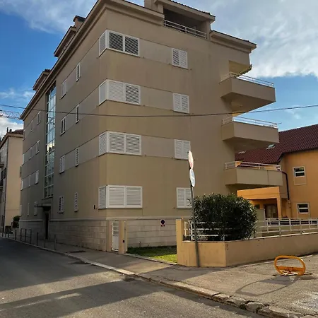 Appartement Lana Near The *