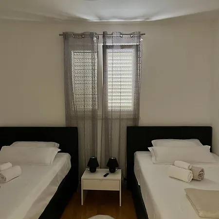 Lana Near The * Σπλιτ