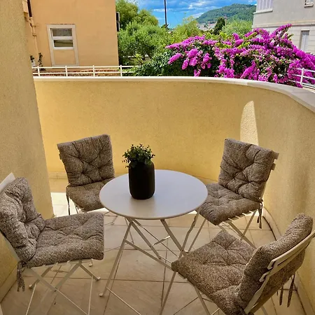 Lana Near The * Split